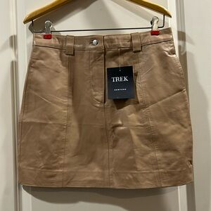 NWT Trek New York Genuine Leather Mini zip up Skirt lined belt loops size 8 nude